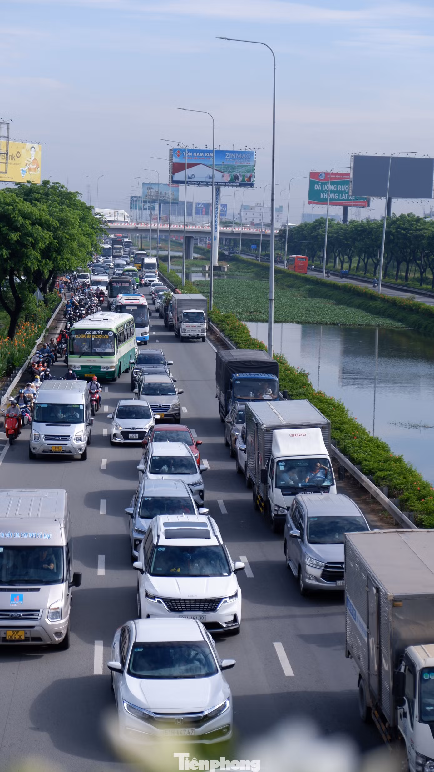 Dòng phương tiện xếp hàng trên quốc lộ 1 (đoạn qua khu vực An Lạc, quận Bình Tân).