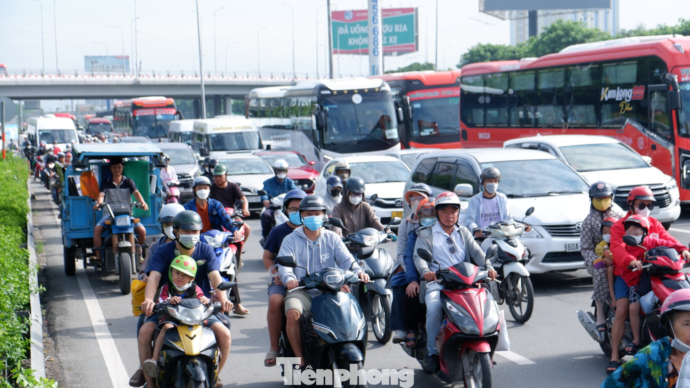 Khoảng 8h30 sáng, nắng đã bao trùm khu vực khiến nhiều người di chuyển trên đường có cảm giác ngột ngạt, oi bức.