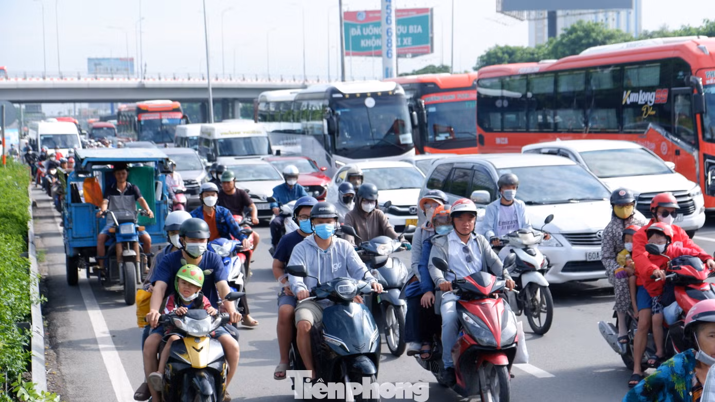 Khoảng 8h30 sáng, nắng đã bao trùm khu vực khiến nhiều người di chuyển trên đường có cảm giác ngột ngạt, oi bức.