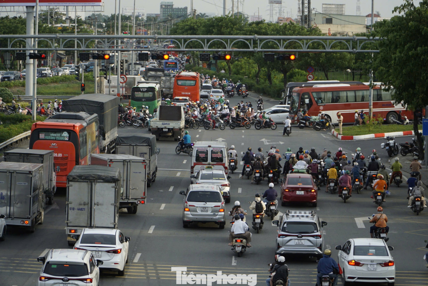 Đoạn quốc lộ 1 từ khu vực vòng xoay An Lạc đến cầu Bình Điền và từ cầu Bình Điền đến nút giao quốc lộ 1 – Nguyễn Hữu Trí (huyện Bình Chánh) ùn ứ nhẹ ở khu vực đèn tín hiệu giao thông.