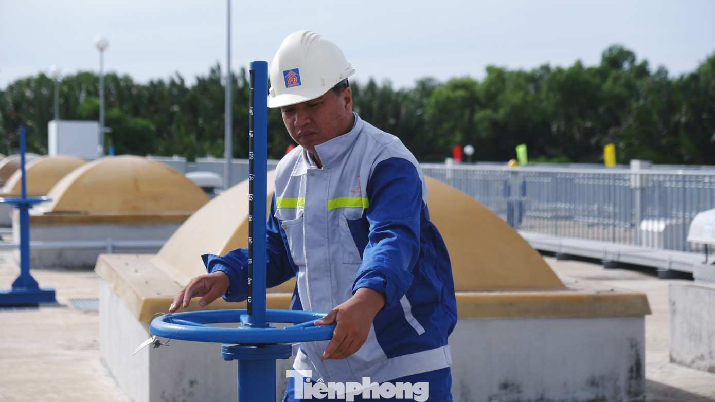 Công nhân tiến hành điều tiết lượng nước thải ở từng bể lọc.