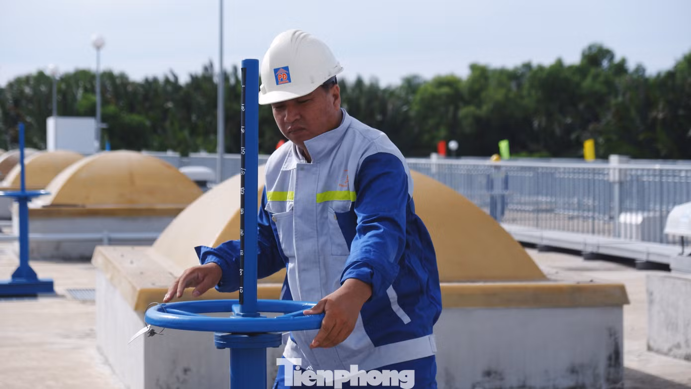 Công nhân tiến hành điều tiết lượng nước thải ở từng bể lọc. Công nhân tiến hành điều tiết lượng nước thải ở từng bể lọc.