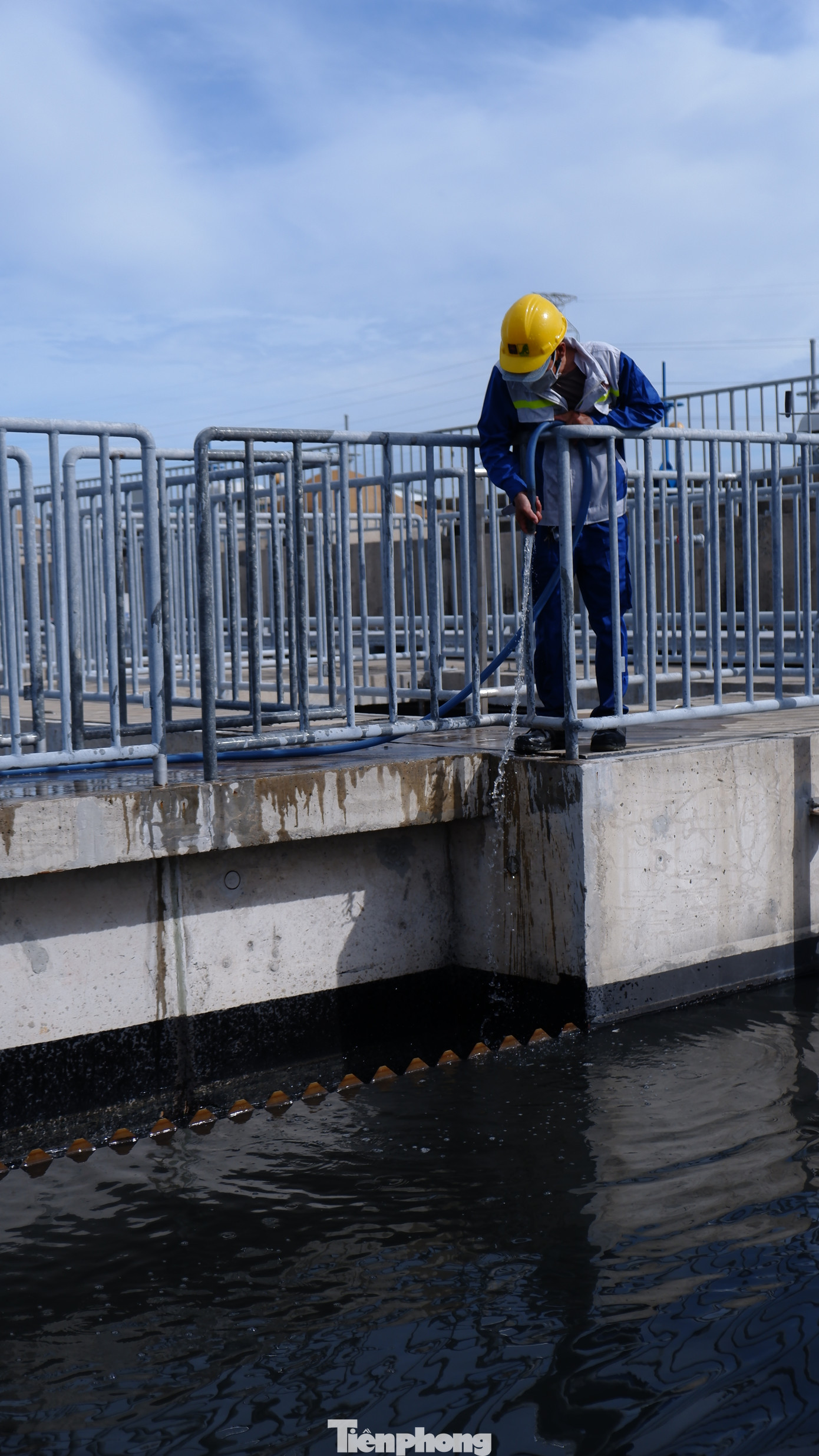 Nước thải sau khi được thu gom sẽ được đưa về nhà máy để tiến hành quá trình xử lý lắng lọc theo đúng quy trình.