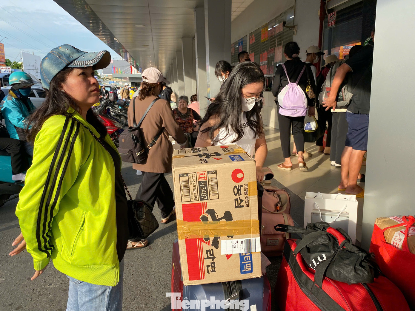 Ai cũng &quot;tay xách, nách mang&quot; với đủ thứ đồ đạc mang về quê.