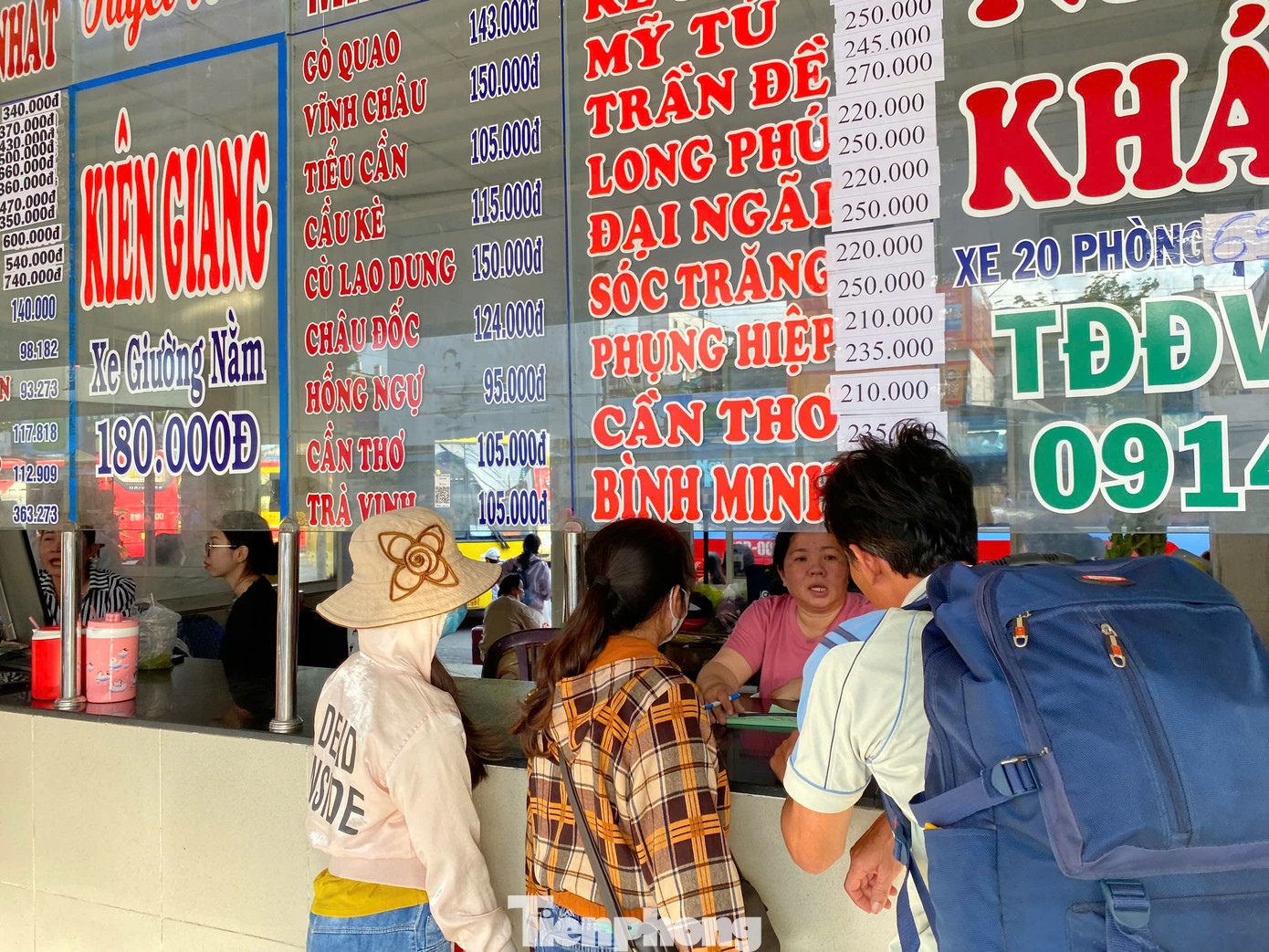 Một số hành khách cho biết việc mua vé xe diễn ra khá thuận lợi, giá vé trong dịp lễ tăng khoảng 10-20% so với ngày bình thường.