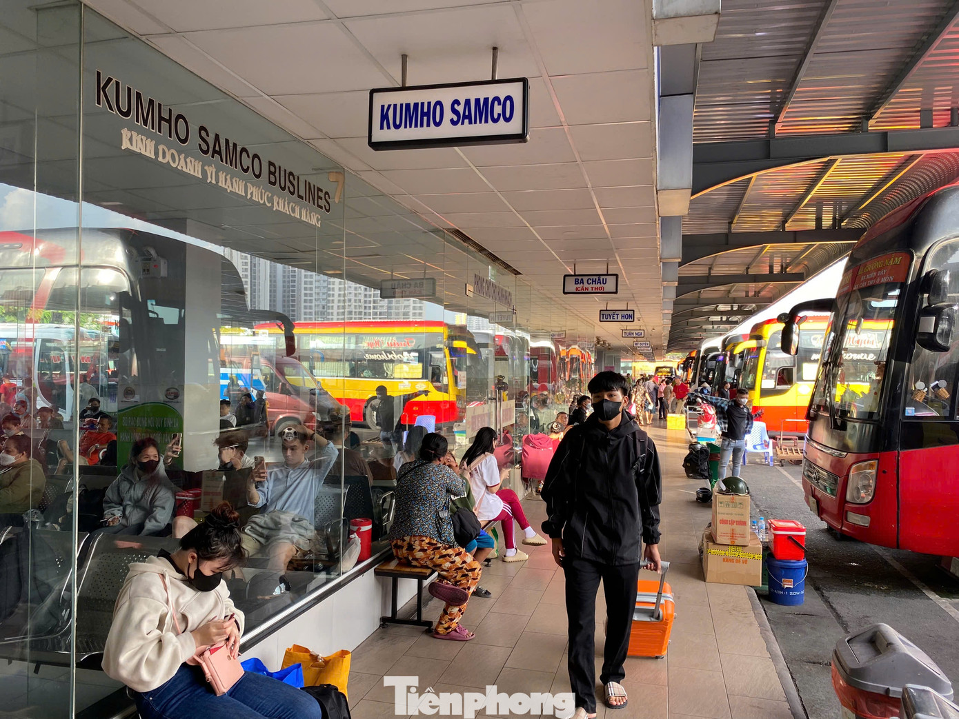 Dự báo ngày cao điểm phục vụ hành khách tại bến xe Miền Tây là ngày mai 31/8 (thứ Bảy), hành khách xuất bến có thể đạt 59.000 khách/ngày và lượng xe xuất bến 1.890 xe/ngày.