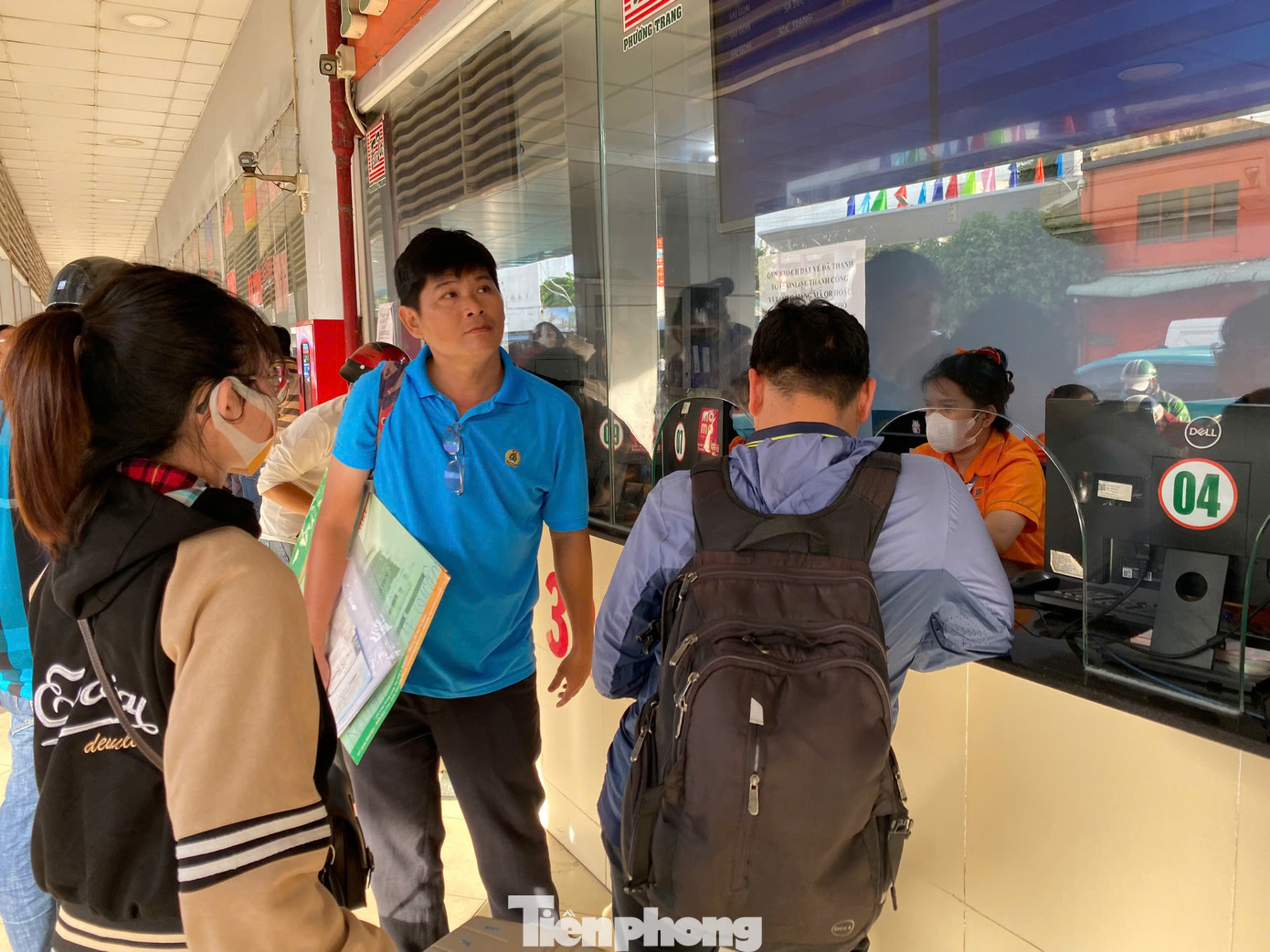 Theo nhân viên bán vé của một nhà xe hoạt động tuyến TPHCM - Kiên Giang, từ cuối giờ chiều nay, lượng khách đến đặt vé đang tăng lên khá nhanh. &quot;Đến thời điểm này, chúng tôi đã bán ra gần 90% vé, có thể đến tối nay là hết vé. Nếu nhu cầu hành khách tăng thêm, nhà xe sẽ tăng cường thêm xe để phục vụ&quot;- nhân viên này thông tin.