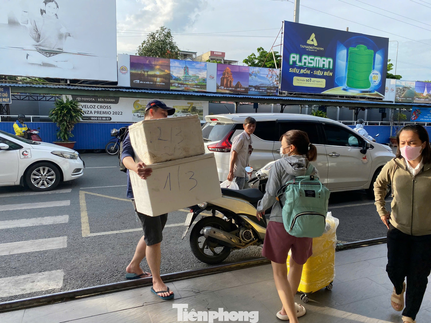 Ai cũng &quot;tay xách, nách mang&quot; với đủ thứ đồ đạc mang về quê.