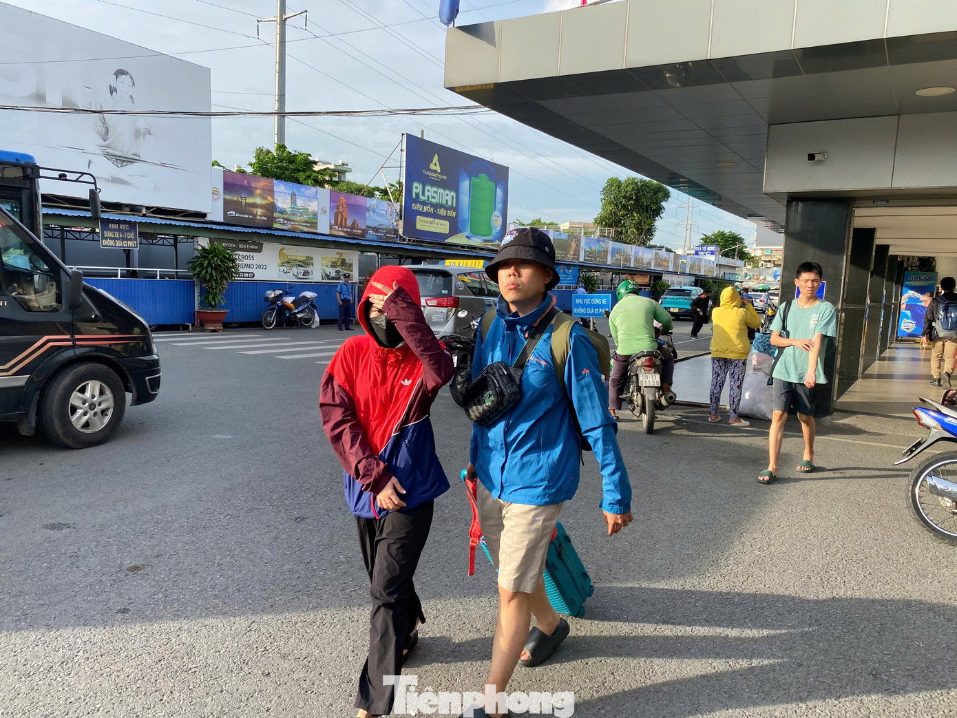 Ai cũng &quot;tay xách, nách mang&quot; với đủ thứ đồ đạc mang về quê.