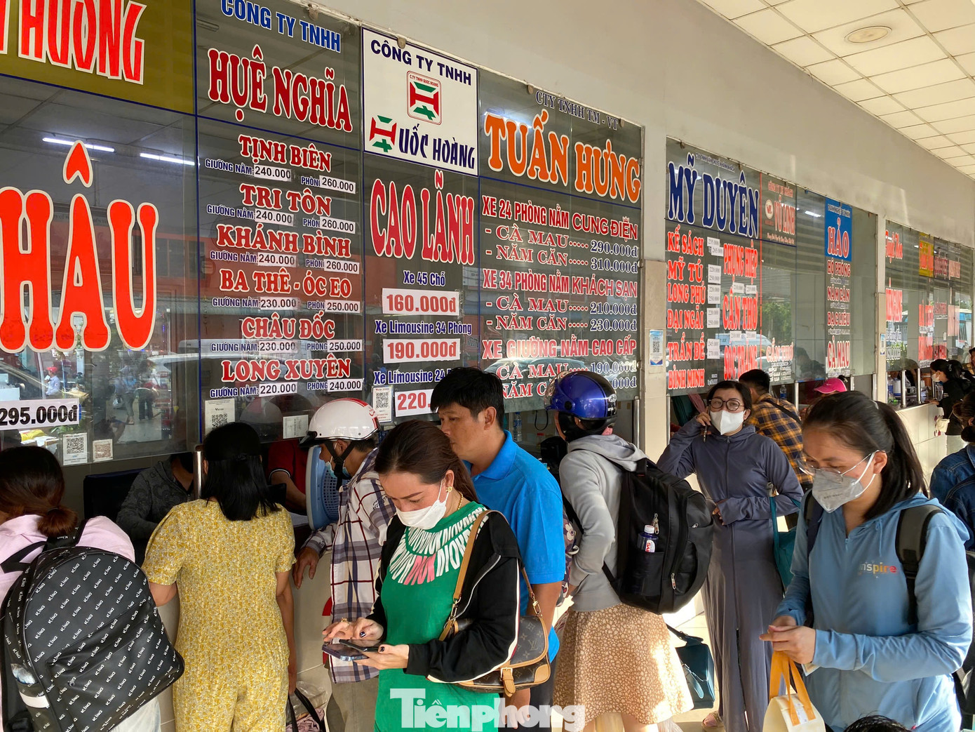 Theo ghi nhận của PV, cuối giờ chiều 30/8, kết thúc ngày làm việc cuối trước kỳ nghỉ lễ 2/9, rất đông người dân đến bến xe Miền Tây (quận Bình Tân, TPHCM) để mua vé về quê.