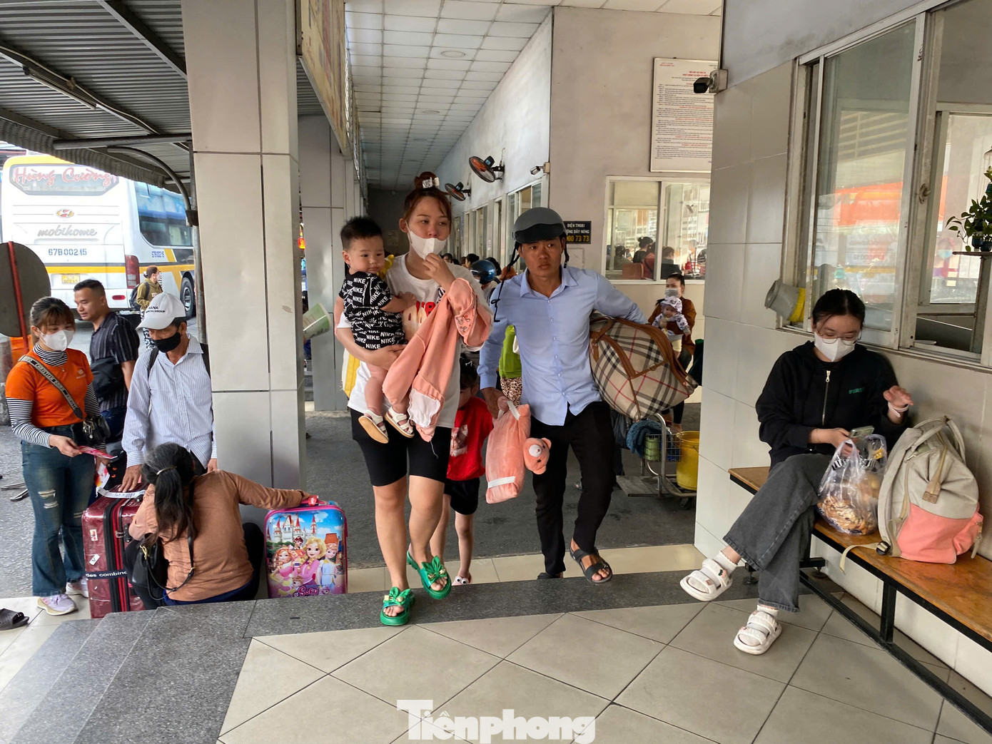 Ai cũng &quot;tay xách, nách mang&quot; với đủ thứ đồ đạc mang về quê.