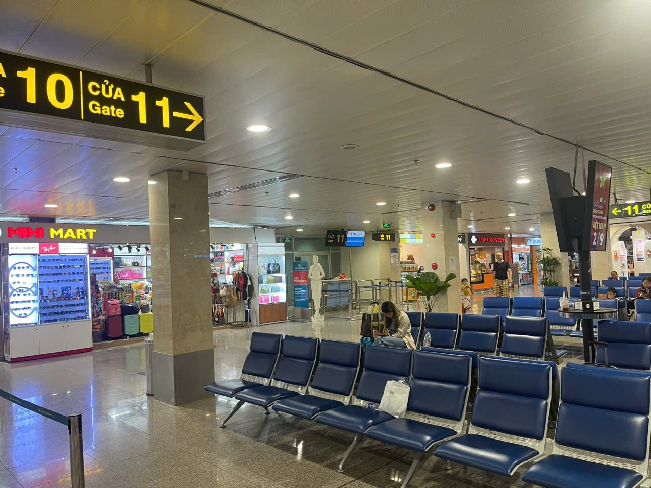 Như vậy, so với dự báo, lượng khách đến sân bay Tân Sơn Nhất trong dịp lễ 2/9 tiếp tục giảm. Trước đó, Cảng HKQT Tân Sơn Nhất cho biết trong giai đoạn cao điểm dịp lễ Quốc khánh (từ ngày 30/8-3/9), dự kiến sân bay khai thác trung bình 700 chuyến bay/ngày với lượng hành khách đạt khoảng 120.000 người/ngày. Ảnh: Nhiều khu vực tại Cảng HKQT Tân Sơn Nhất thông thoáng bất ngờ vào sáng 31/8.