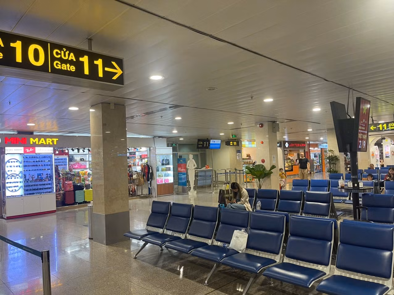 Như vậy, so với dự báo, lượng khách đến sân bay Tân Sơn Nhất trong dịp lễ 2/9 tiếp tục giảm. Trước đó, Cảng HKQT Tân Sơn Nhất cho biết trong giai đoạn cao điểm dịp lễ Quốc khánh (từ ngày 30/8-3/9), dự kiến sân bay khai thác trung bình 700 chuyến bay/ngày với lượng hành khách đạt khoảng 120.000 người/ngày. Ảnh: Nhiều khu vực tại Cảng HKQT Tân Sơn Nhất thông thoáng bất ngờ vào sáng 31/8.