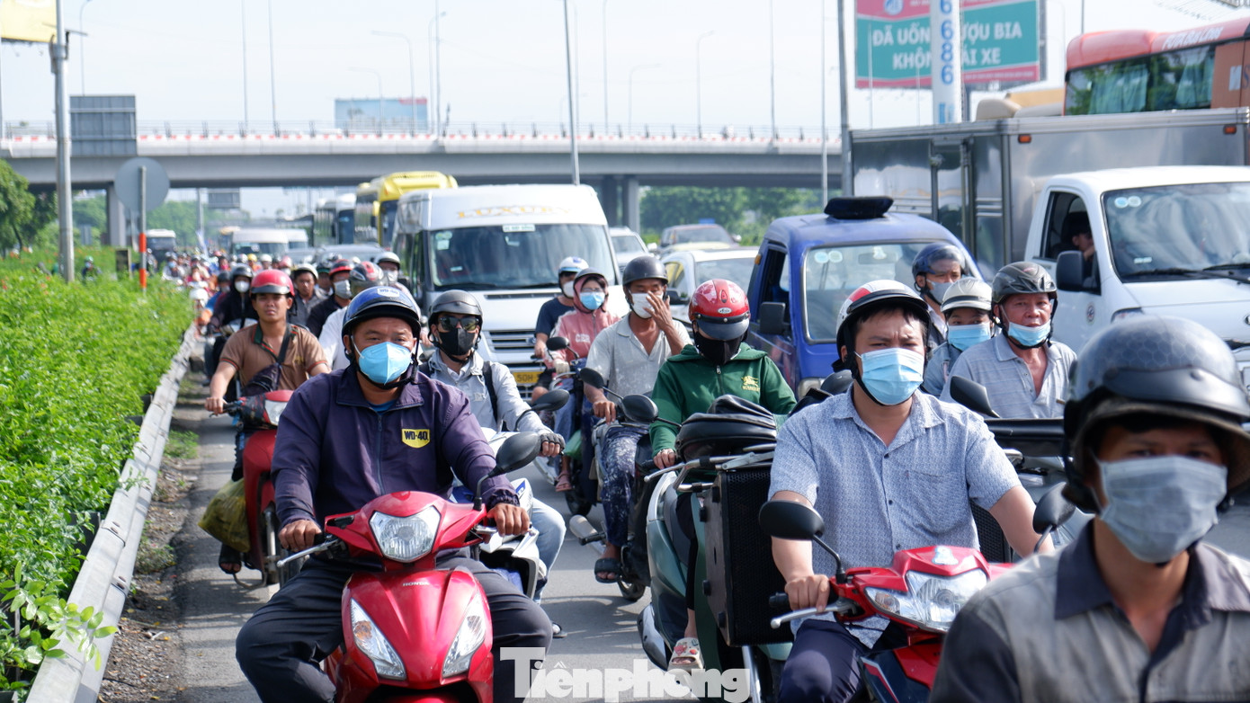 Sáng 31/8, bắt đầu kỳ nghỉ lễ Quốc khánh 2/9, phương tiện di chuyển đông đúc trên tuyến quốc lộ 1 - cửa ngõ phía Tây TPHCM.