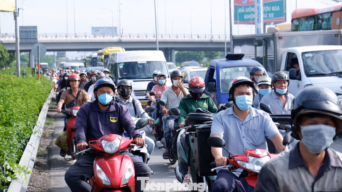 Sáng 31/8, bắt đầu kỳ nghỉ lễ Quốc khánh 2/9, phương tiện di chuyển đông đúc trên tuyến quốc lộ 1 - cửa ngõ phía Tây TPHCM.