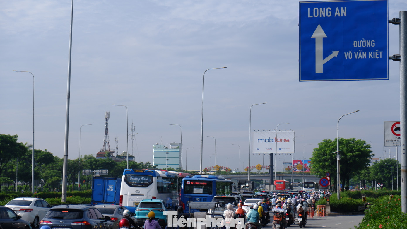 Dòng phương tiện nối đuôi đổ về các tỉnh, thành miền Tây Nam bộ.