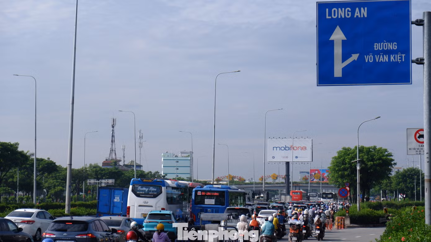Dòng phương tiện nối đuôi đổ về các tỉnh, thành miền Tây Nam bộ.
