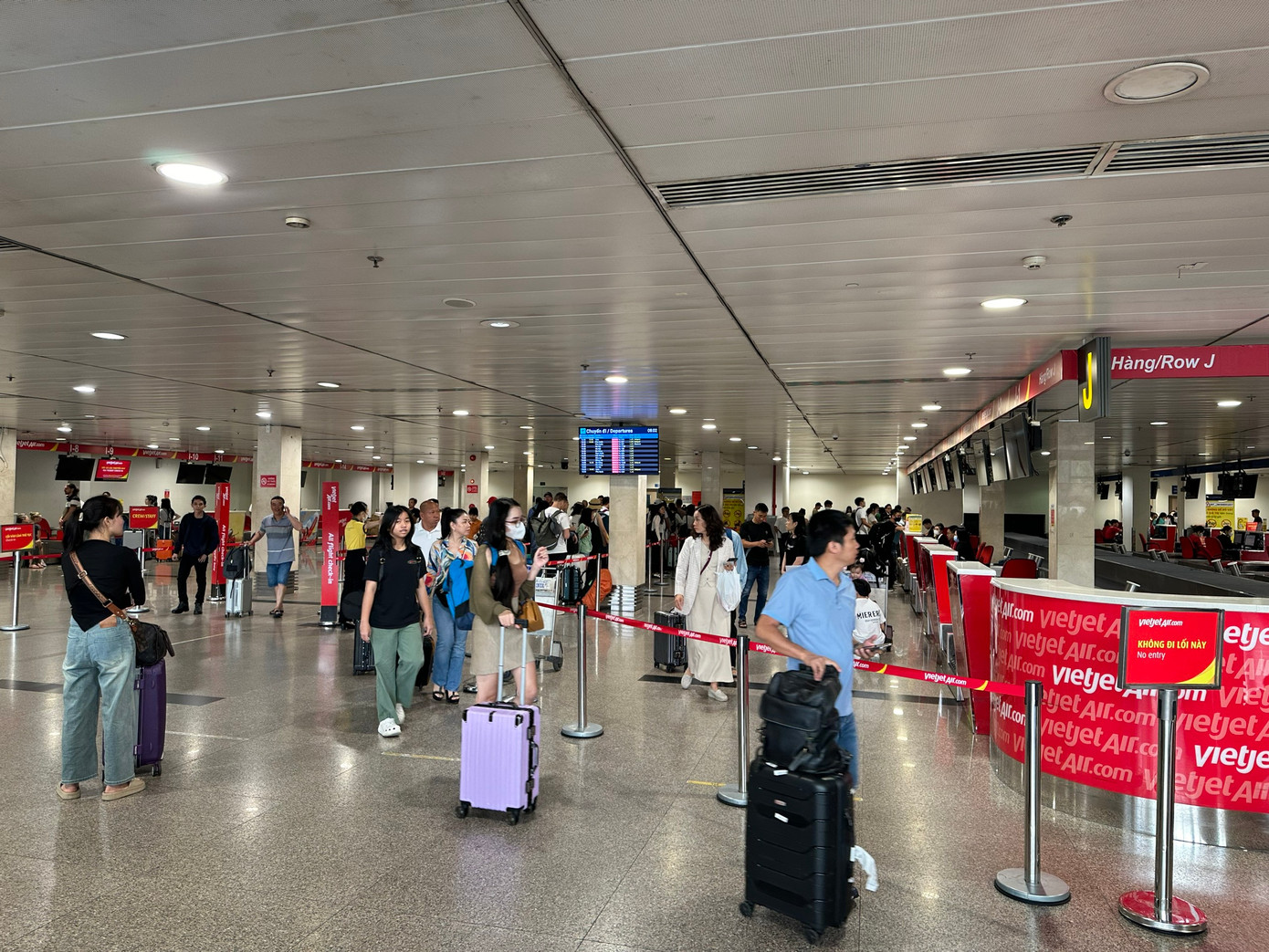 Trong khi đó, vào ngày đầu của kỳ nghỉ 2/9, sân bay Tân Sơn Nhất lại rất thông thoáng.