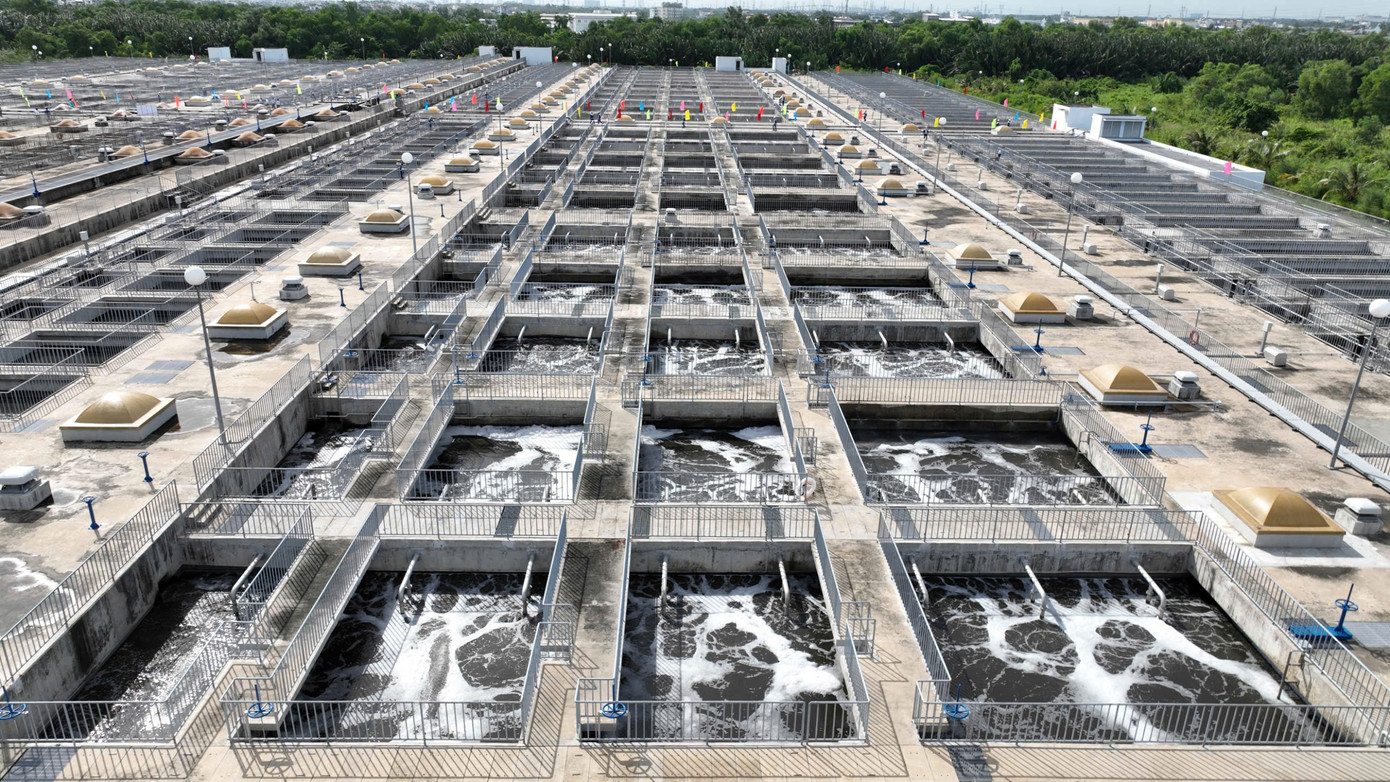 Lãnh đạo Ban Giao thông TPHCM cho biết thêm, nhà máy xử lý nước thải Bình Hưng không chỉ có chức năng xử lý nước thải đơn thuần mà đã được quy hoạch, xây dựng thành một &quot;điểm đến xanh&quot; với hàng chục ha cây xanh, phòng thí nghiệm, hệ thống quan trắc để trở thành một điểm học tập, đào tạo, tham quan, giáo dục môi trường cho người dân thành phố, đặc biệt là những công dân trẻ.