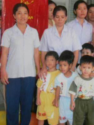 Bé Sáng (áo vàng)