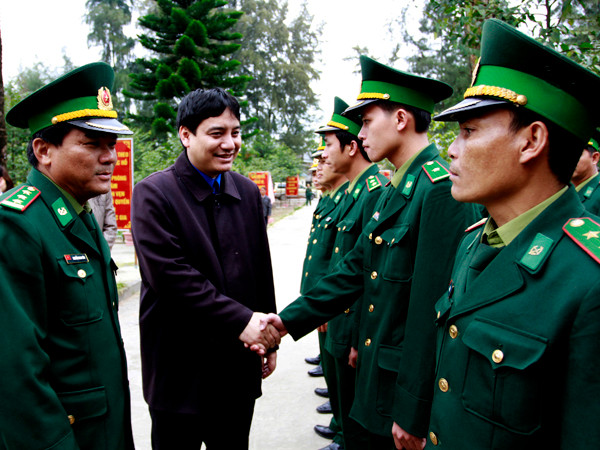 Đoàn công tác cũng đã đến thăm hỏi, động viên và tặng quà cho các chiến sĩ LLVT tại đồn biên phòng 208. Anh Nguyễn Đắc Vinh chúc các cán bộ, chiến sĩ năm mới sức khỏe và tiếp tục xuất sắc hoàn thành nhiệm vụ