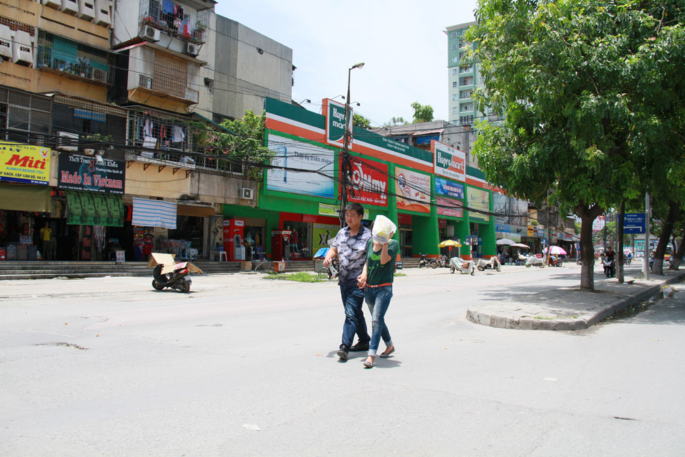 Một đôi bạn trẻ đi bộ giữa trời nắng. Ảnh: Trường Phong