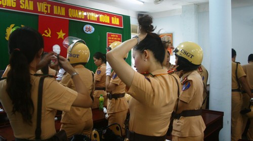 Từ sáng sớm, 10 nữ CSGT đã chỉnh tề trong sắc phục, trang điểm, cột gọn mái tóc dài, sẵn sang đợi lệnh xuất phát