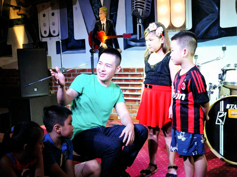 Hoàng Hải hướng dẫn các thí sinh nhí