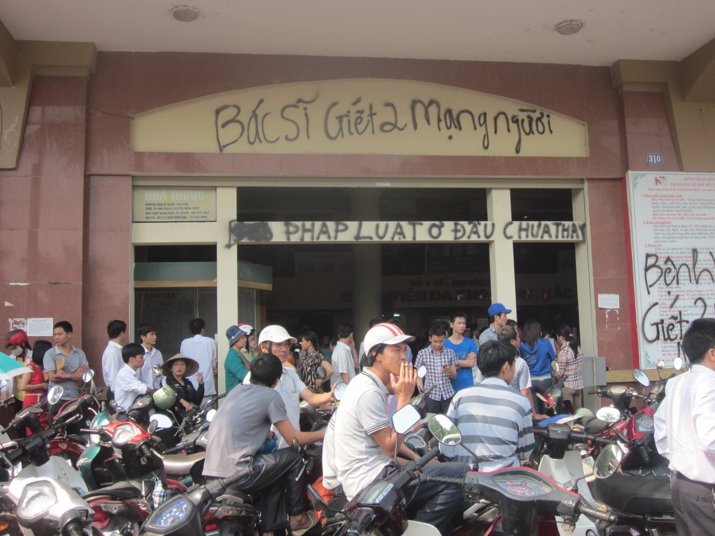 Người nhà nạn nhân bức xúc mang theo quan tài, di ảnh bao vây Bệnh viện Kinh Bắc