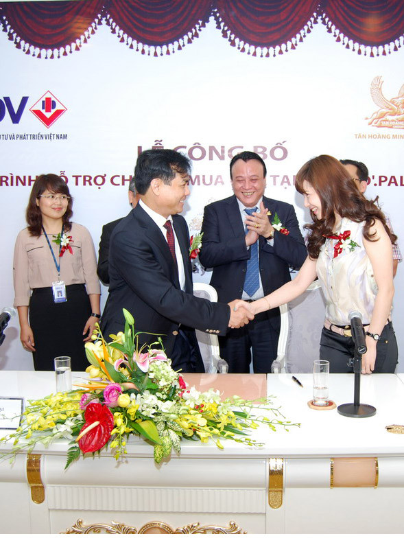 Đại diện BIDV kí kết hợp đồng Hỗ trợ tín dụng với khách hàng Đỗ Bích Ngọc. Ảnh: Nguyễn Tú