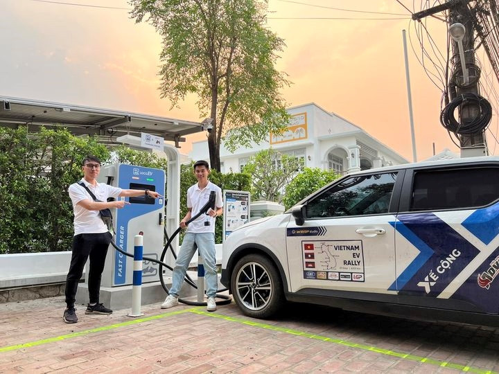 Anh Trọng đánh giá việc sạc xe điện trên hành trình tiện lợi không kém gì xe xăng.