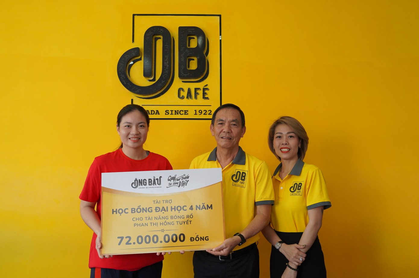 Ông Lê Nguyên Hòa - Giám đốc Quỹ Phát triển Tài năng Việt và bà Vũ My Khuyên – Giám đốc Vận hành chuỗi cà phê Ông Bầu trao học bổng cho VĐV Hồng Tuyết