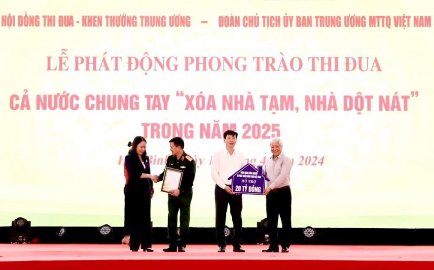Đ/c Phạm Đức Tuấn - Thành viên HĐTV, Chủ tịch Công đoàn Agribank đại diện trao ủng hộ kinh phí làm nhà cho các hộ nghèo tại huyện Đà Bắc, tỉnh Hòa Bình Đ/c Phạm Đức Tuấn - Thành viên HĐTV, Chủ tịch Công đoàn Agribank đại diện trao ủng hộ kinh phí làm nhà cho các hộ nghèo tại huyện Đà Bắc, tỉnh Hòa Bình