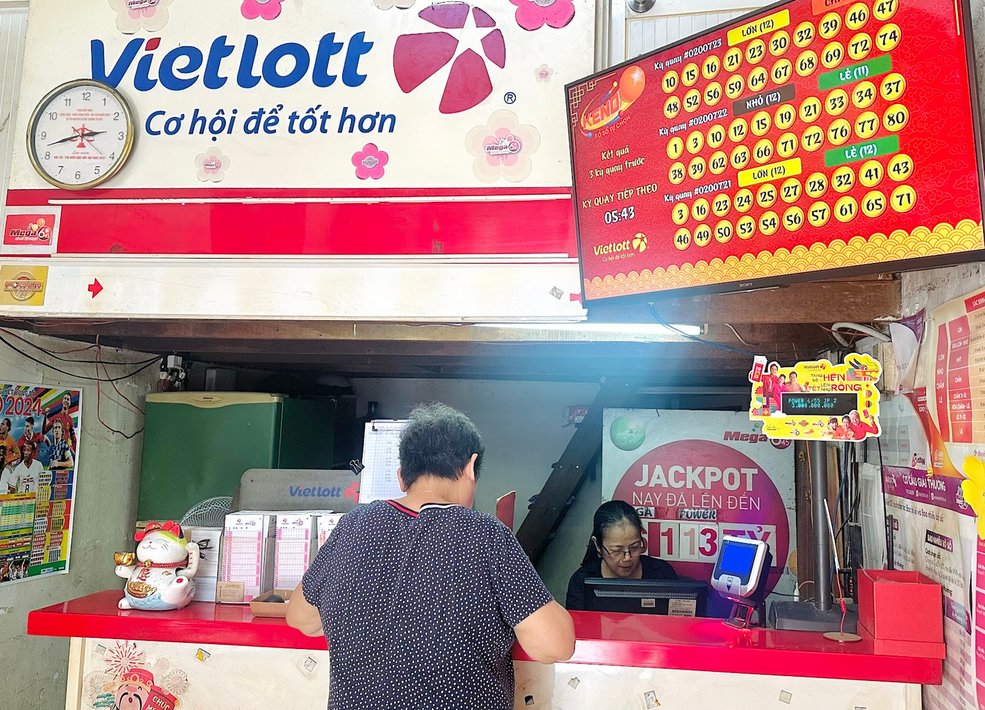 Bà Hường và bạn thân chọn kinh doanh vé số Vietlott để có thêm thu nhập ở tuổi xế chiều.