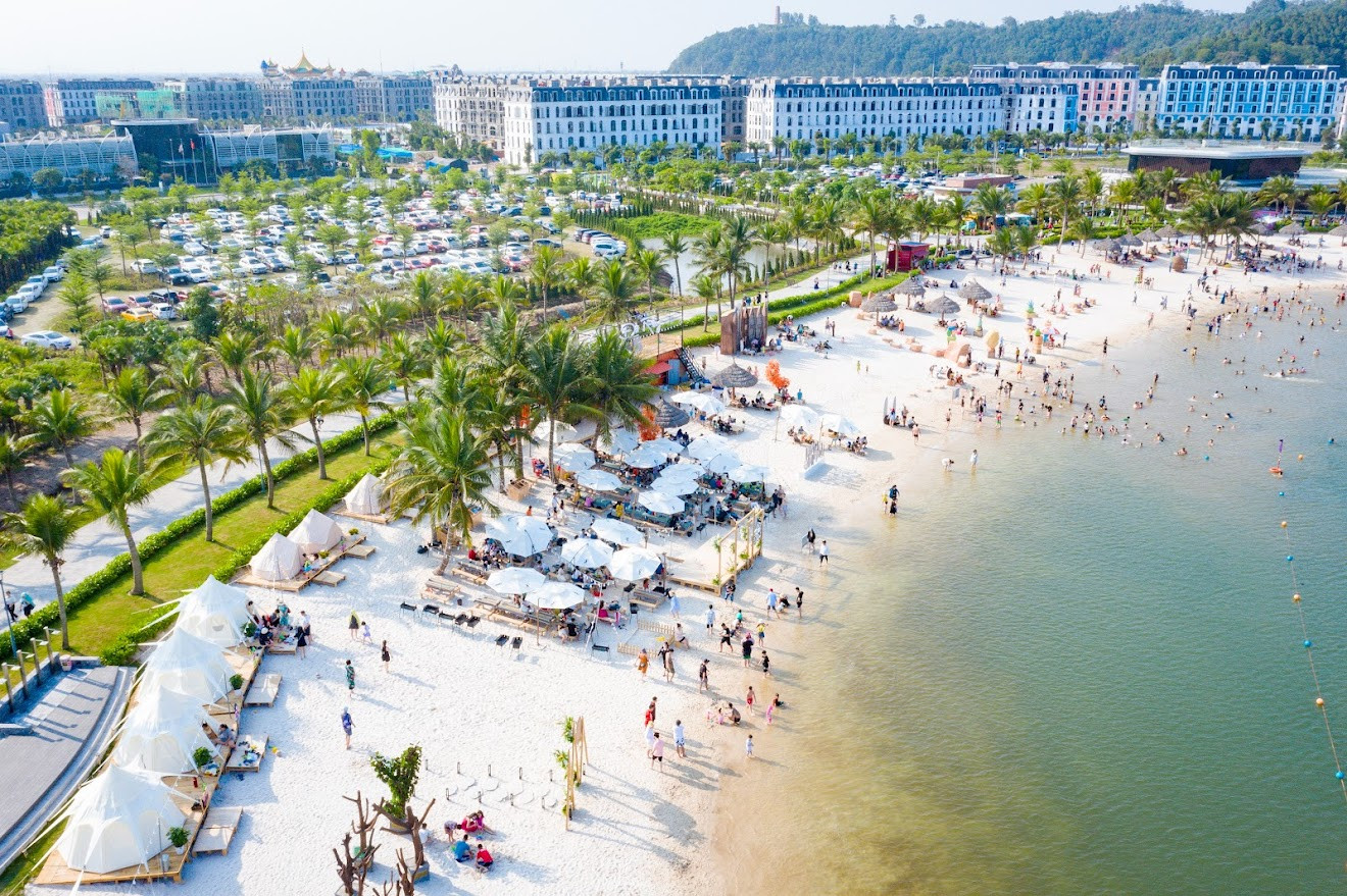 Bãi biển Dragon Beach trở thành lựa chọn không thể bỏ qua cho du khách mỗi dịp hè về