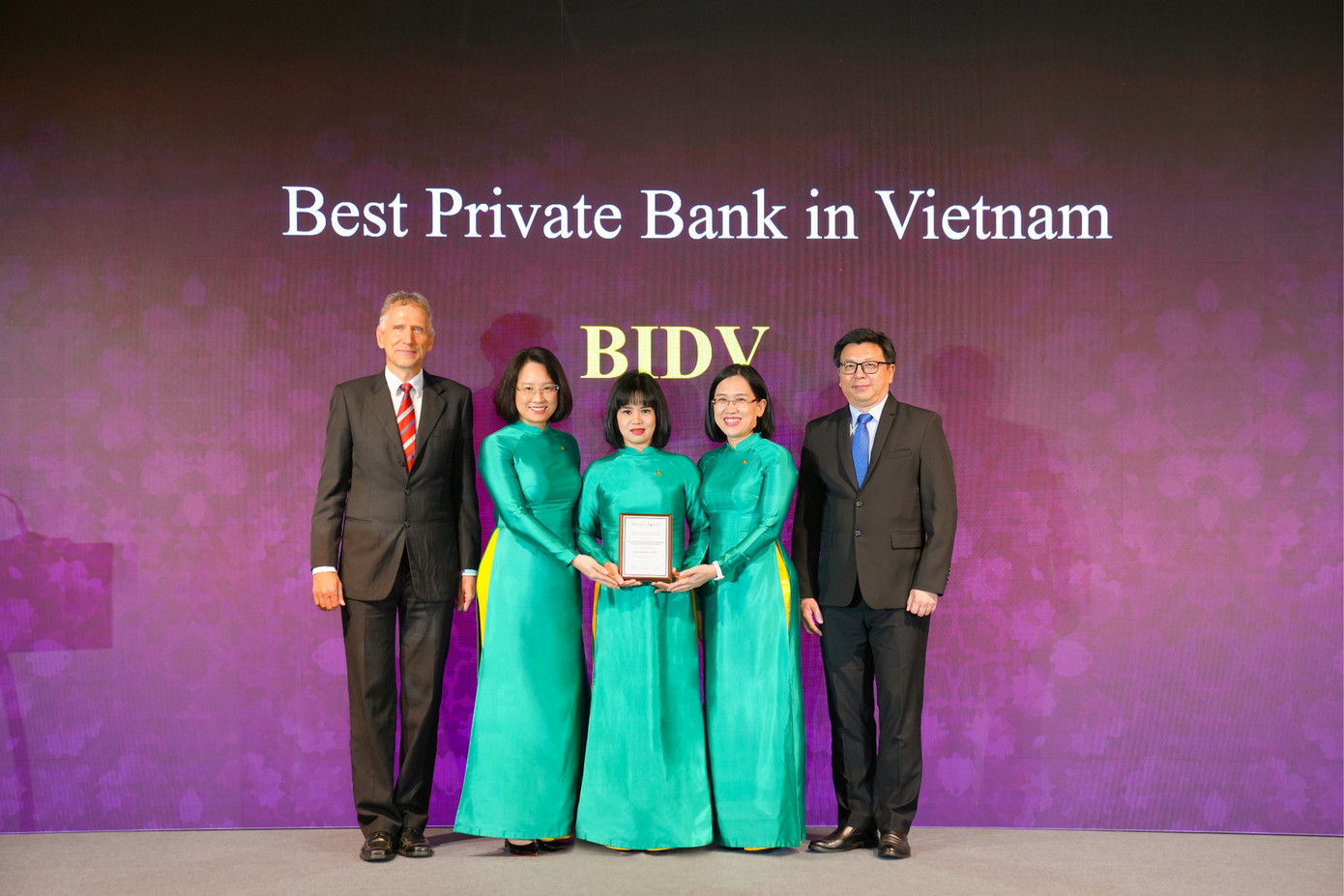 Đại diện BIDV nhận giải “Best Private Banking Services in Vietnam” Đại diện BIDV nhận giải “Best Private Banking Services in Vietnam”
