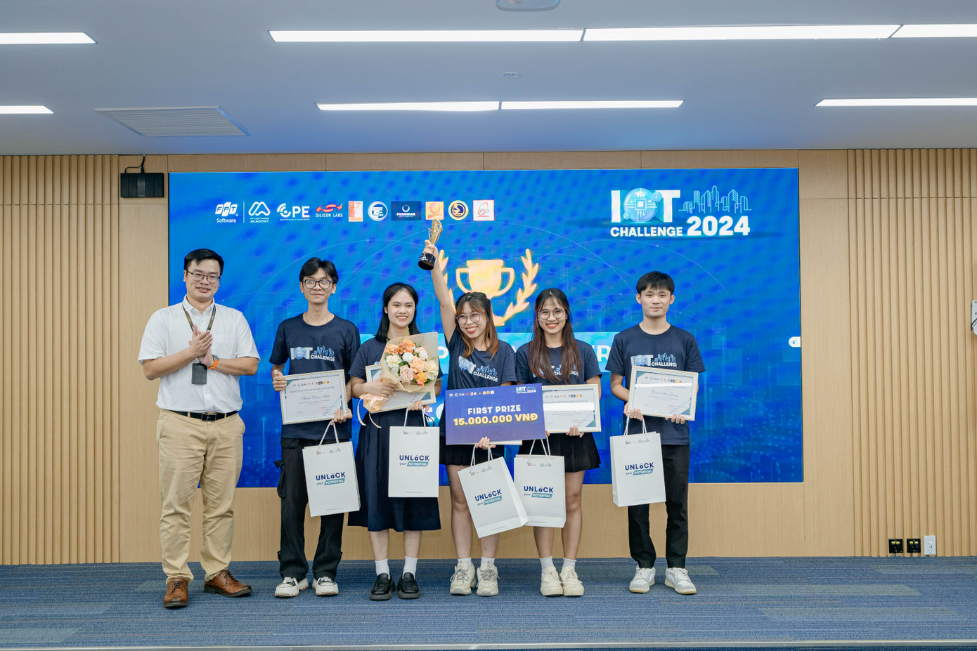 Đội thi “Ecocare” đến từ Khoa Điện - Điện tử, Trường Đại học Phenikaa dành giải nhất chung cuộc với dự án “Nền tảng IoT theo dõi chất lượng môi trường ứng dụng học máy”