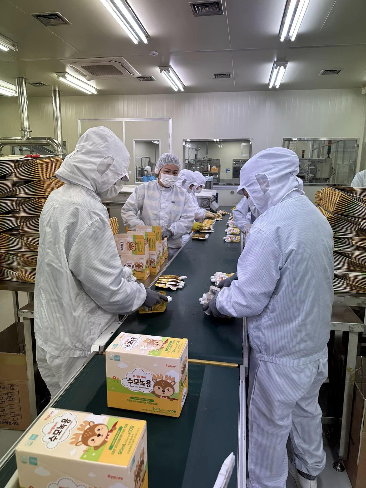 Dây truyền sản xuất nước gạc nhung hươu Byplay Sumo Deer Antler Liquid tại nhà máy Huons Foodience, Chungcheongnam-do, Hàn Quốc. Ảnh: Hwin