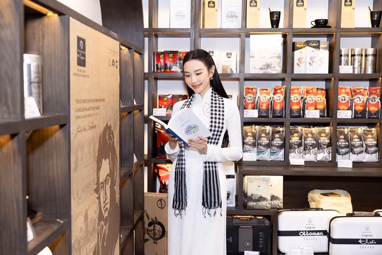 Hoa hậu Hòa bình Quốc tế Thùy Tiên trong bài viết “The Tao of Coffee: From Beans to Beauty” của CNN (Mỹ) đã bày tỏ sự ấn tượng và mong muốn quảng bá mô hình Trung Nguyên E-Coffee ra với toàn cầu. Hoa hậu Hòa bình Quốc tế Thùy Tiên trong bài viết “The Tao of Coffee: From Beans to Beauty” của CNN (Mỹ) đã bày tỏ sự ấn tượng và mong muốn quảng bá mô hình Trung Nguyên E-Coffee ra với toàn cầu.