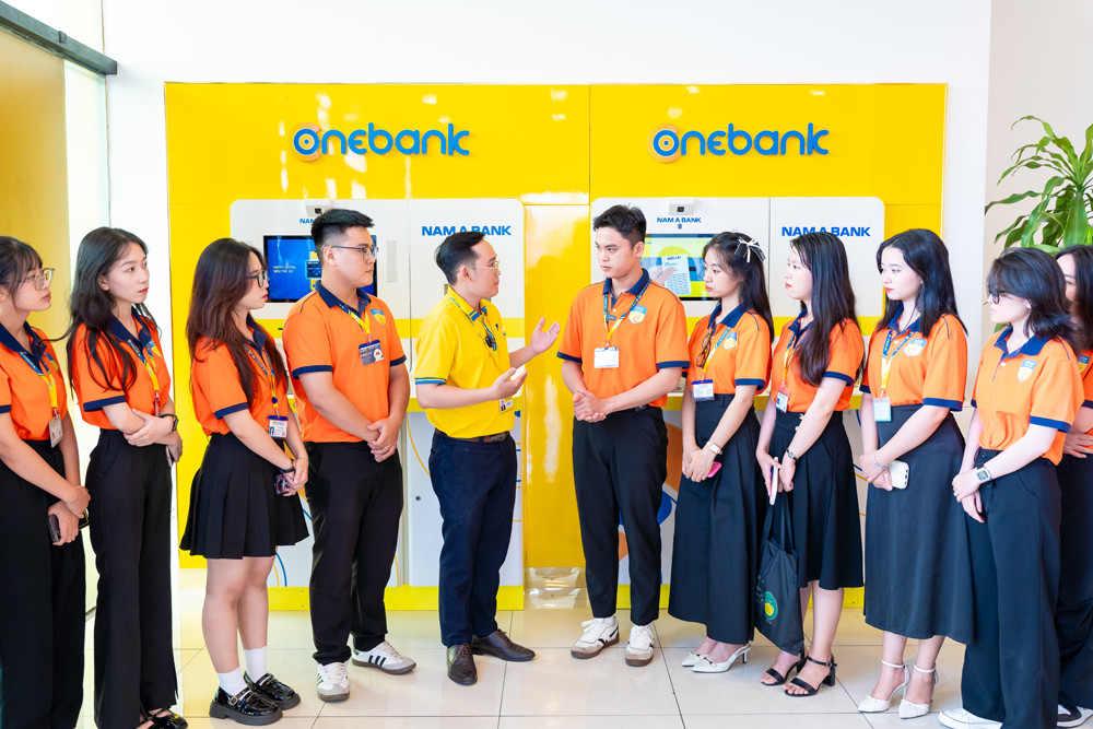Sinh viên HUTECH trong chuyến tham quan Nam A Bank