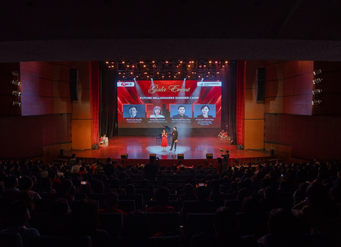 Buổi lễ tổng kết diễn ra rất trang trọng, hoành tráng tại nhà hát Quân đội Quận Tân Bình, TP Hồ Chí Minh Buổi lễ tổng kết diễn ra rất trang trọng, hoành tráng tại nhà hát Quân đội Quận Tân Bình, TP Hồ Chí Minh