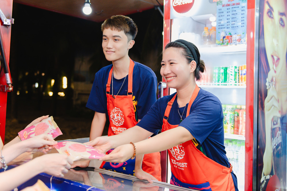 Giá cả được niêm yết rõ ràng trên menu giúp du khách thoải mái mua sắm mà không lo bị “chặt chém"