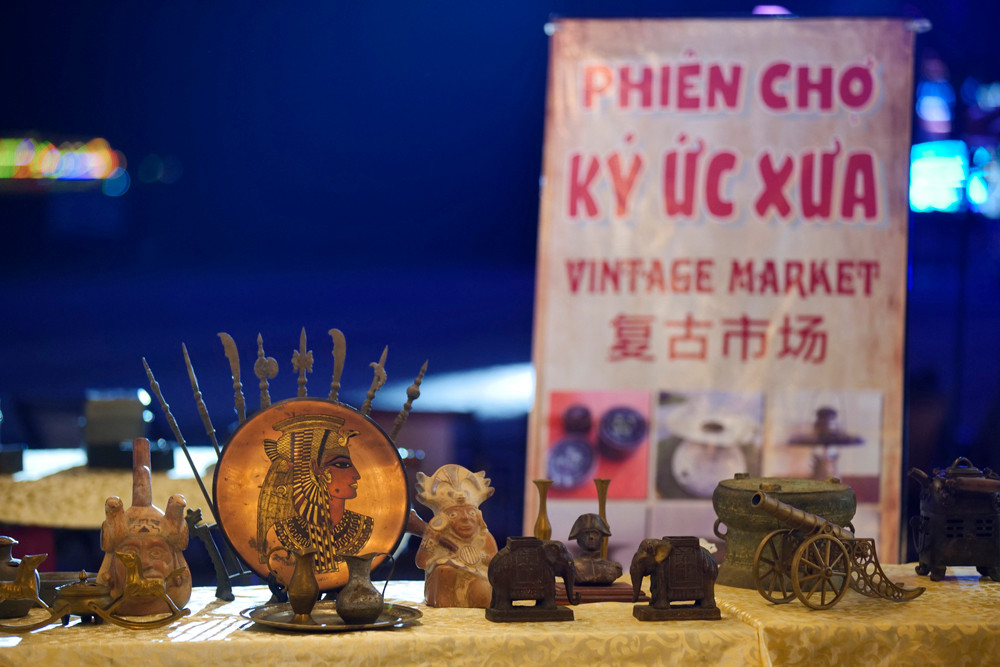Chợ đêm “có hết" các mặt hàng mà du khách tìm kiếm, kể cả những món đồ cổ