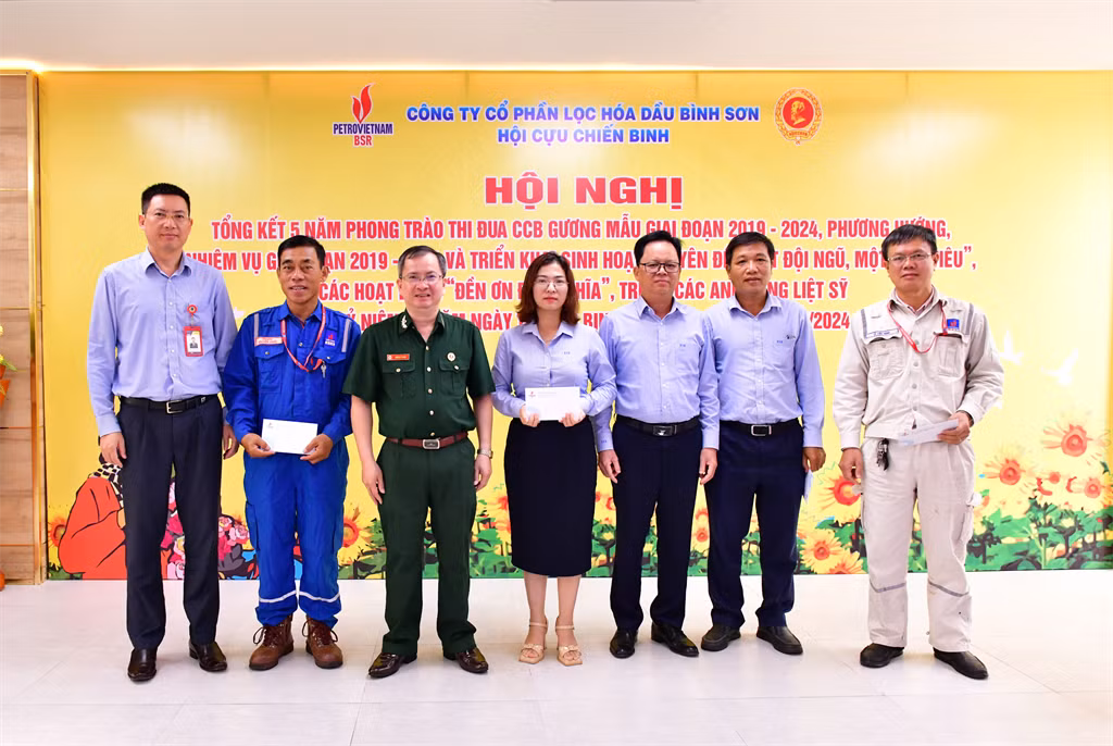 Ban lãnh đạo BSR tặng quà tri ân cho CBCNV là con liệt sĩ đang làm việc tại Công ty cổ phần Lọc hóa dầu Bình Sơn