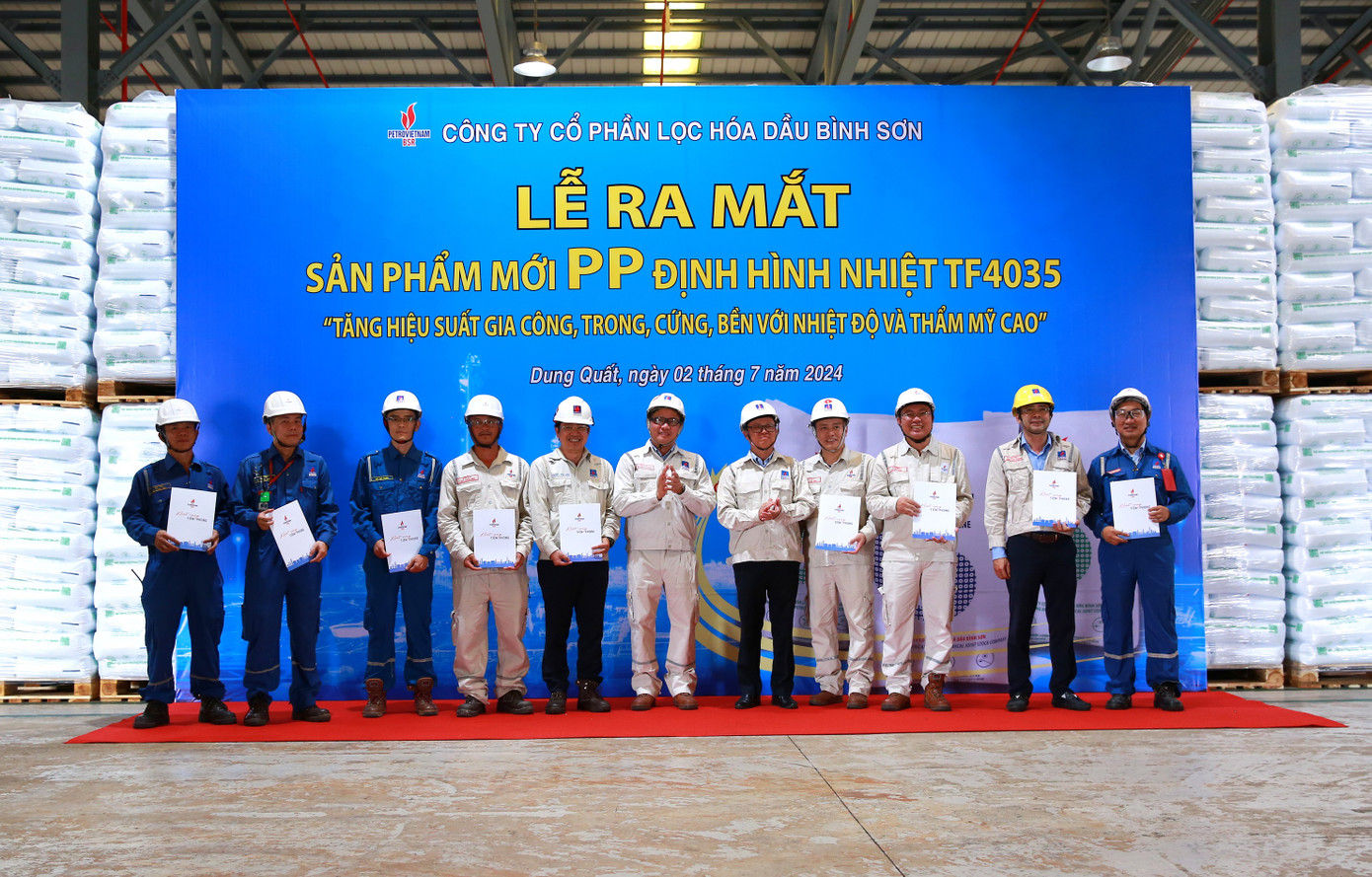 Ban lãnh đạo Công ty thưởng nóng cho các tập thể, cá nhân có hành tích xuất sắc trong quá trình nghiên cứu, sản xuất thành công sản phẩm PP định hình nhiệt TF4035