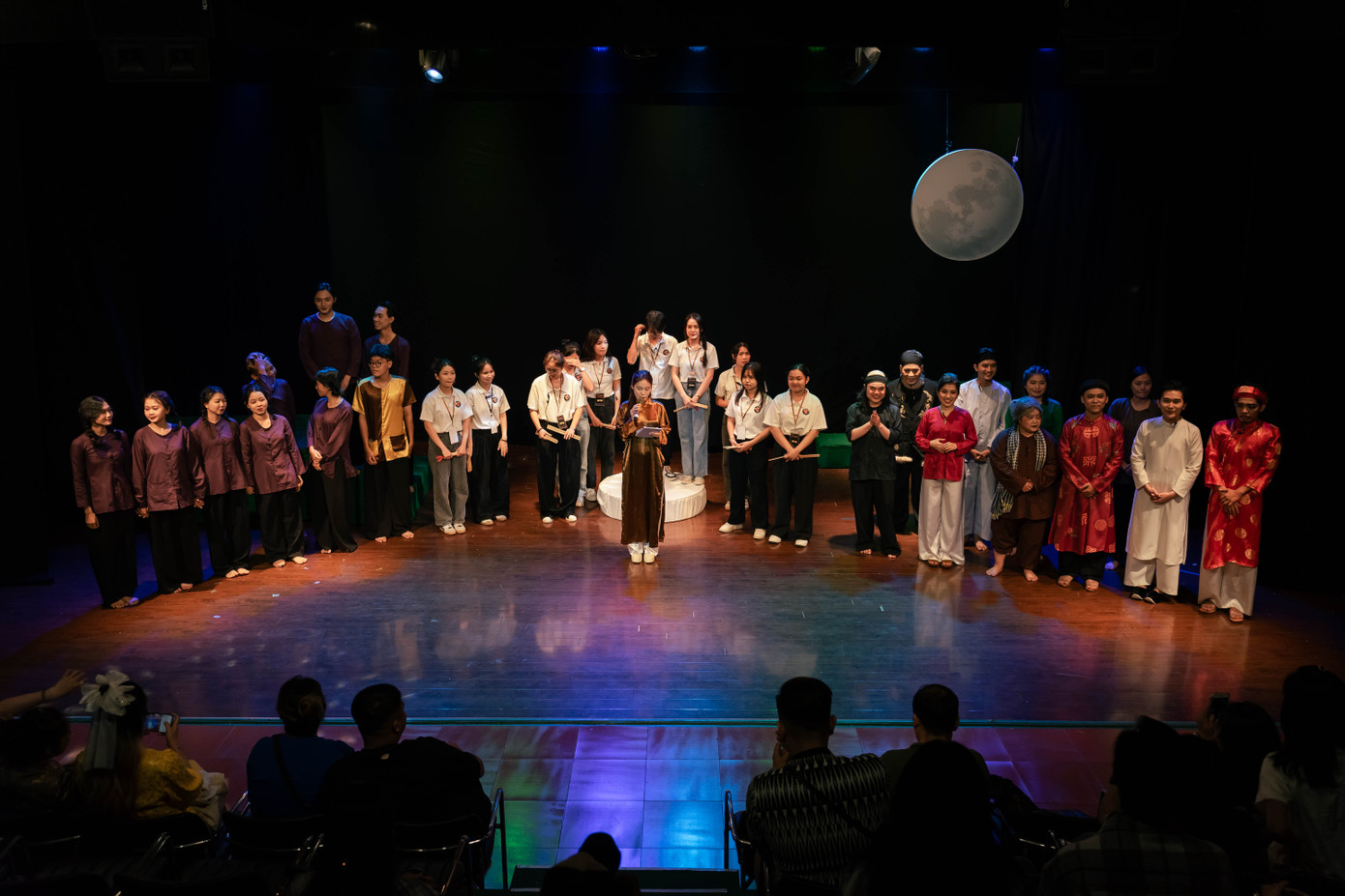 Nhóm Mật xuất hiện cùng toàn thể diễn viên ở cuối kịch Nhóm Mật xuất hiện cùng toàn thể diễn viên ở cuối kịch