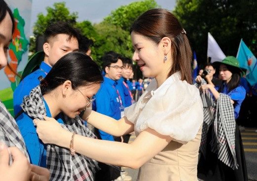 TS. Lê Thái Hà tặng khăn rằn cho các “chiến sĩ” trước khi lên đường đến các địa bàn.