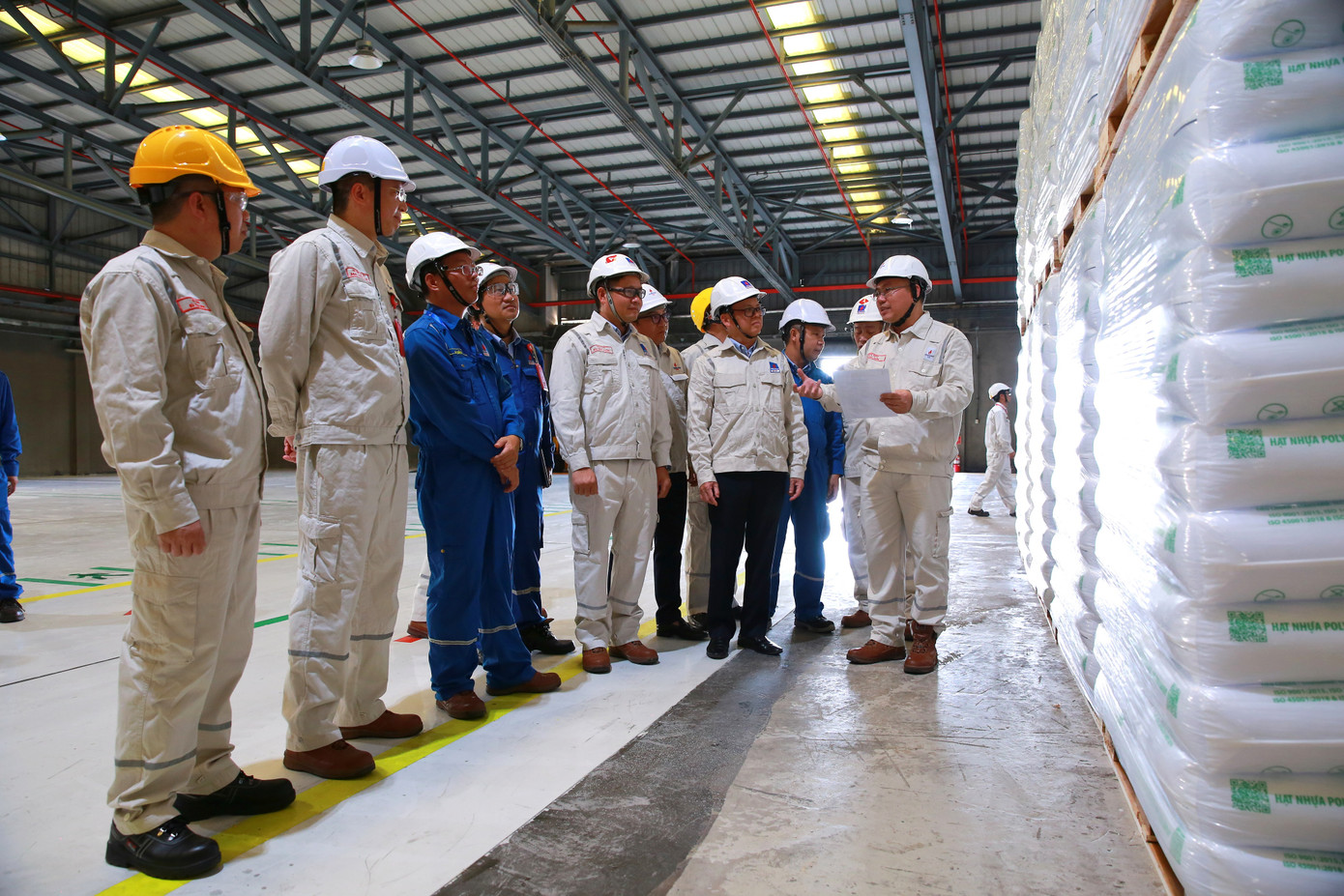 Ban lãnh đạo Công ty thị sát khu vực chứa sản phẩm PP định hình nhiệt TF4035 chuẩn bị giao cho khách hàng