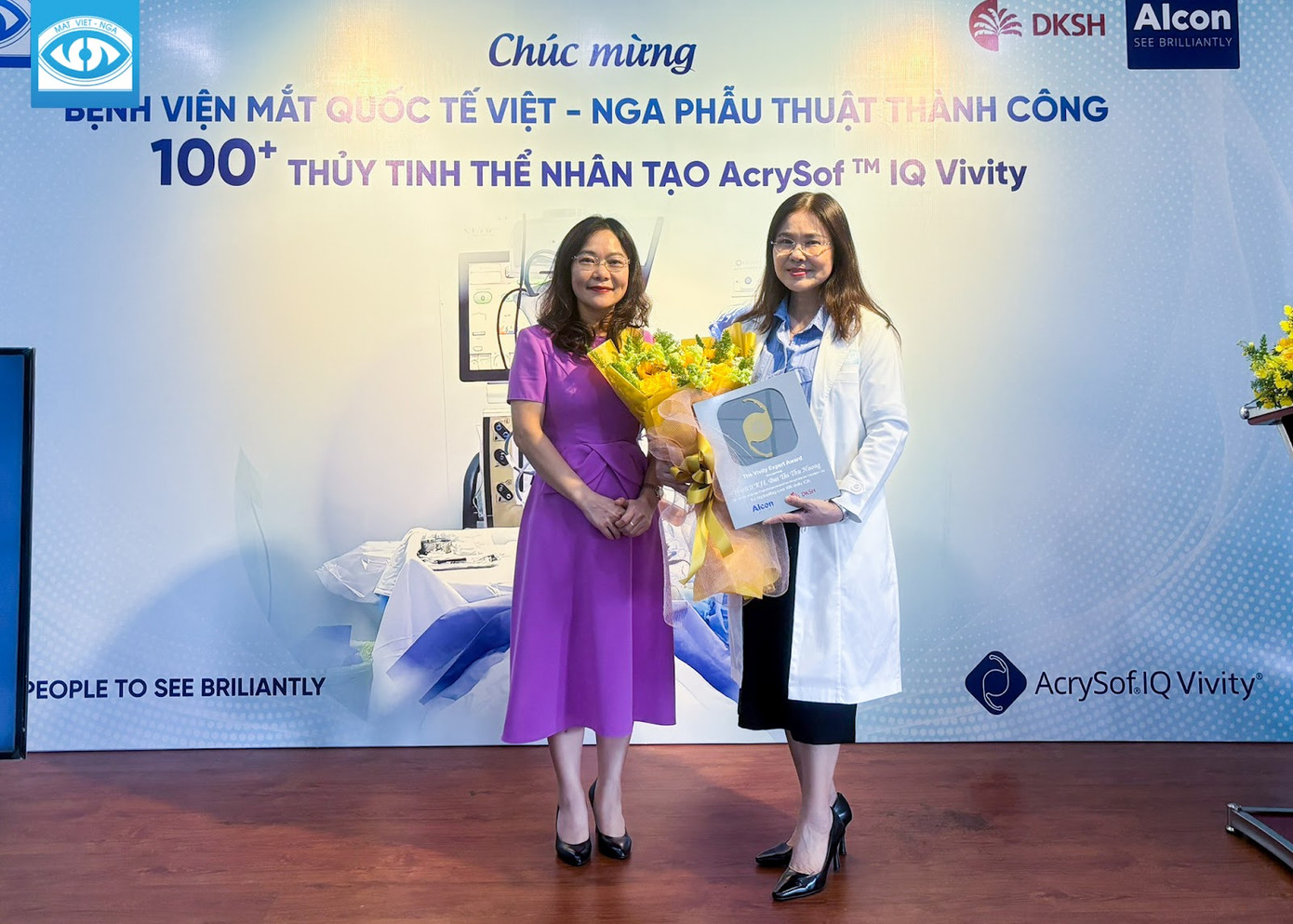 ThS.BS.CK2 Bùi Thị Thu Hương - Giám đốc Chuyên môn Bệnh viện Mắt Quốc tế Việt - Nga nhận Kỷ niệm chương Vinh danh Đơn vị đạt 100 ca Thủy tinh thể Vivity đầu tiên tại Việt Nam từ Bác sĩ Mai Thị Việt Hà - Giám Đốc ngành hàng nhãn khoa Alcon - Topcon Healthcare ThS.BS.CK2 Bùi Thị Thu Hương - Giám đốc Chuyên môn Bệnh viện Mắt Quốc tế Việt - Nga nhận Kỷ niệm chương Vinh danh Đơn vị đạt 100 ca Thủy tinh thể Vivity đầu tiên tại Việt Nam từ Bác sĩ Mai Thị Việt Hà - Giám Đốc ngành hàng nhãn khoa Alcon - Topcon Healthcare