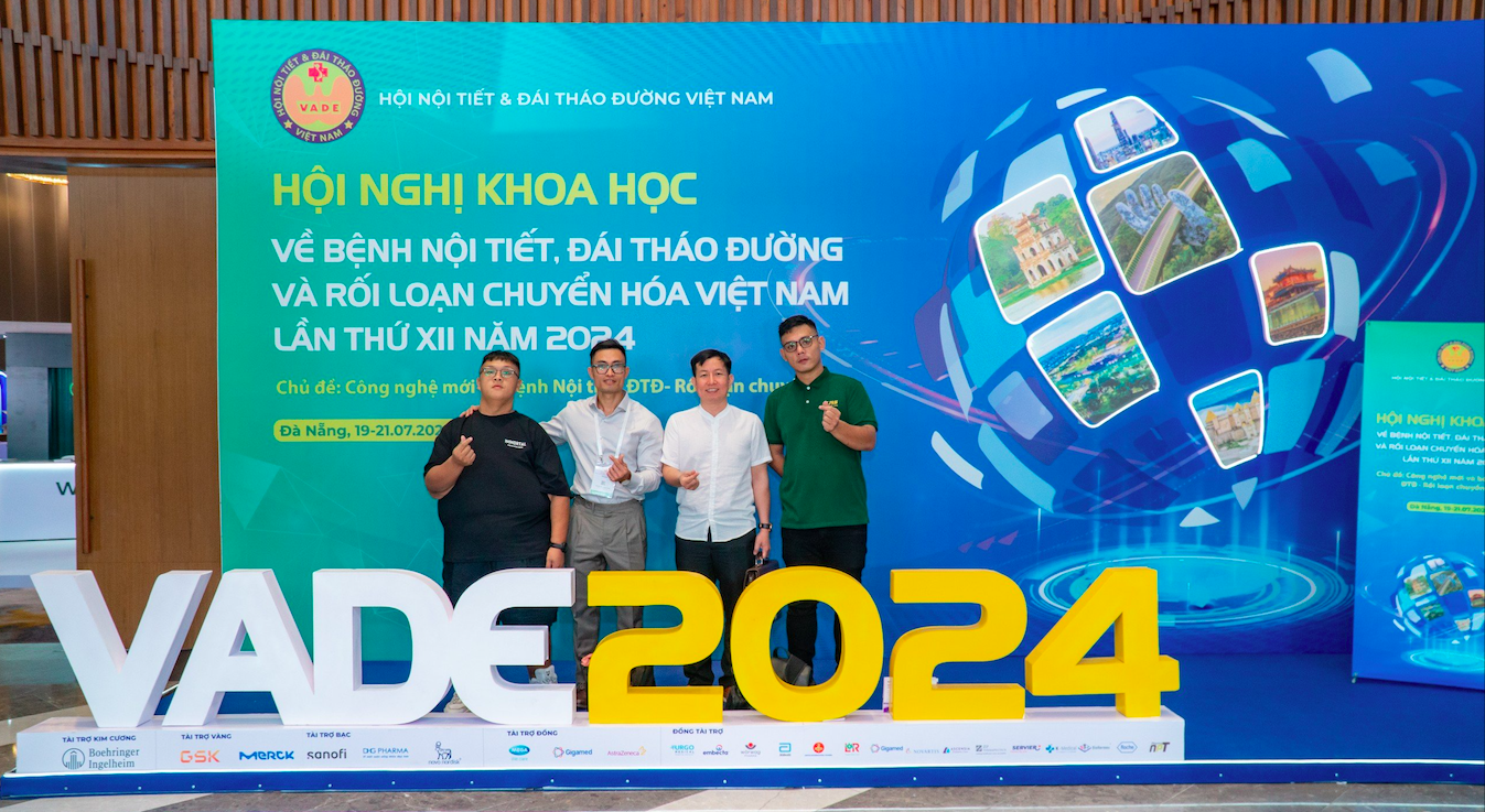 Từ trái qua: Trọng Nhân (giảm từ 230 kg xuống hiện còn 140 kg), Founder Phan Bảo Long, Ths.BS Nguyễn Văn Long (Phó Trưởng khoa cấp cứu, BV Trường Đại học Tây Nguyên, cố vấn Bye Béo) và Sơn Tùng (giảm từ 169 kg xuống 95 kg).